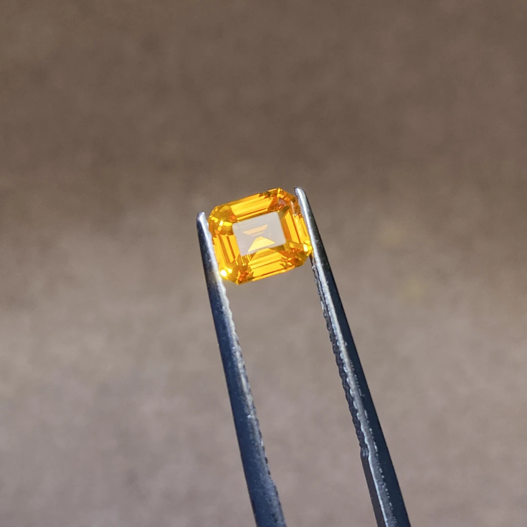 25B099 有烧黄色蓝宝石 1.53克拉