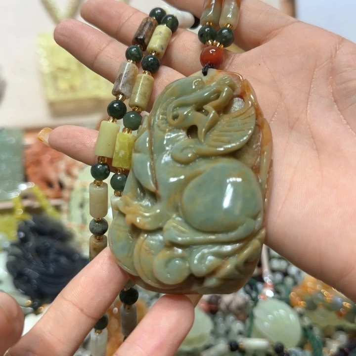 未镶嵌蛇纹石玉吊坠