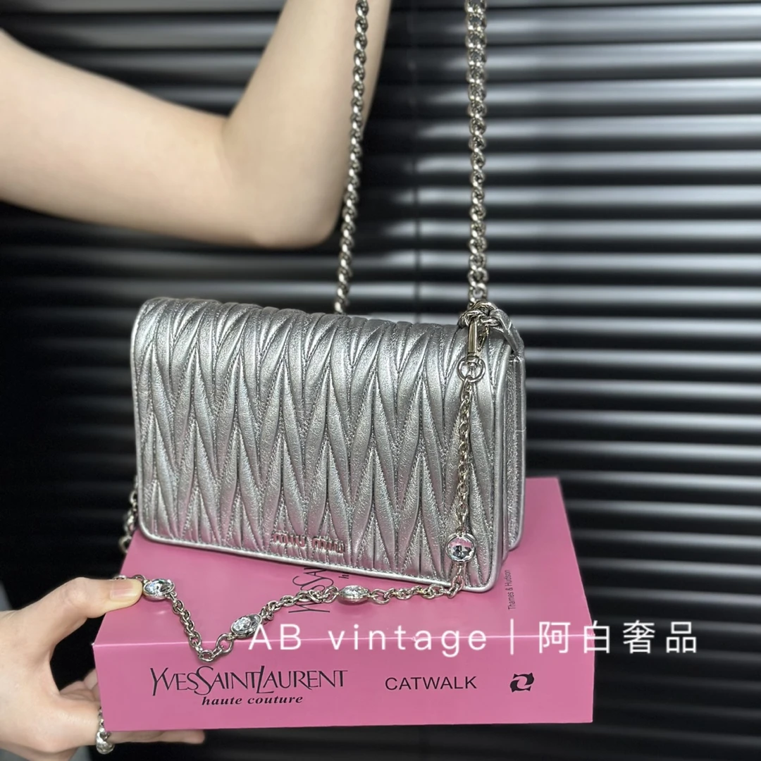 95新 MIU MIU/缪缪 阿白奢品/缪缪 银色褶皱单肩包