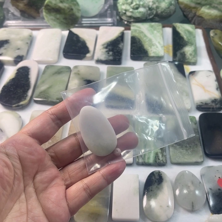 独山玉颈饰未镶嵌流**财