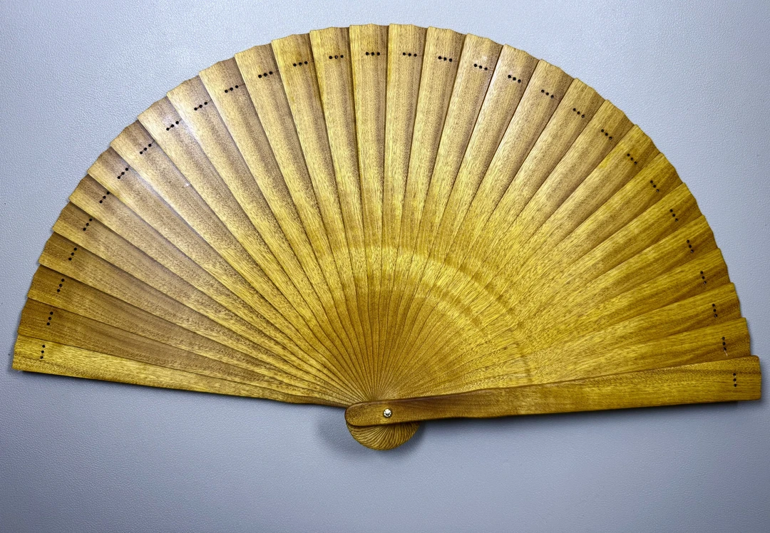 男女同款金丝楠木扇子。福利款，随机发货。