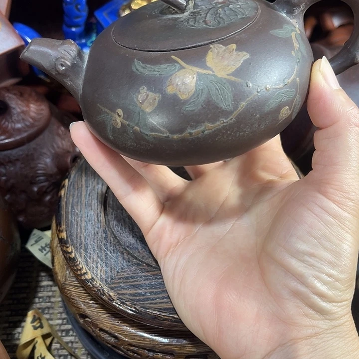 茶壶紫砂原矿泥料手工制作的一把紫砂壶。