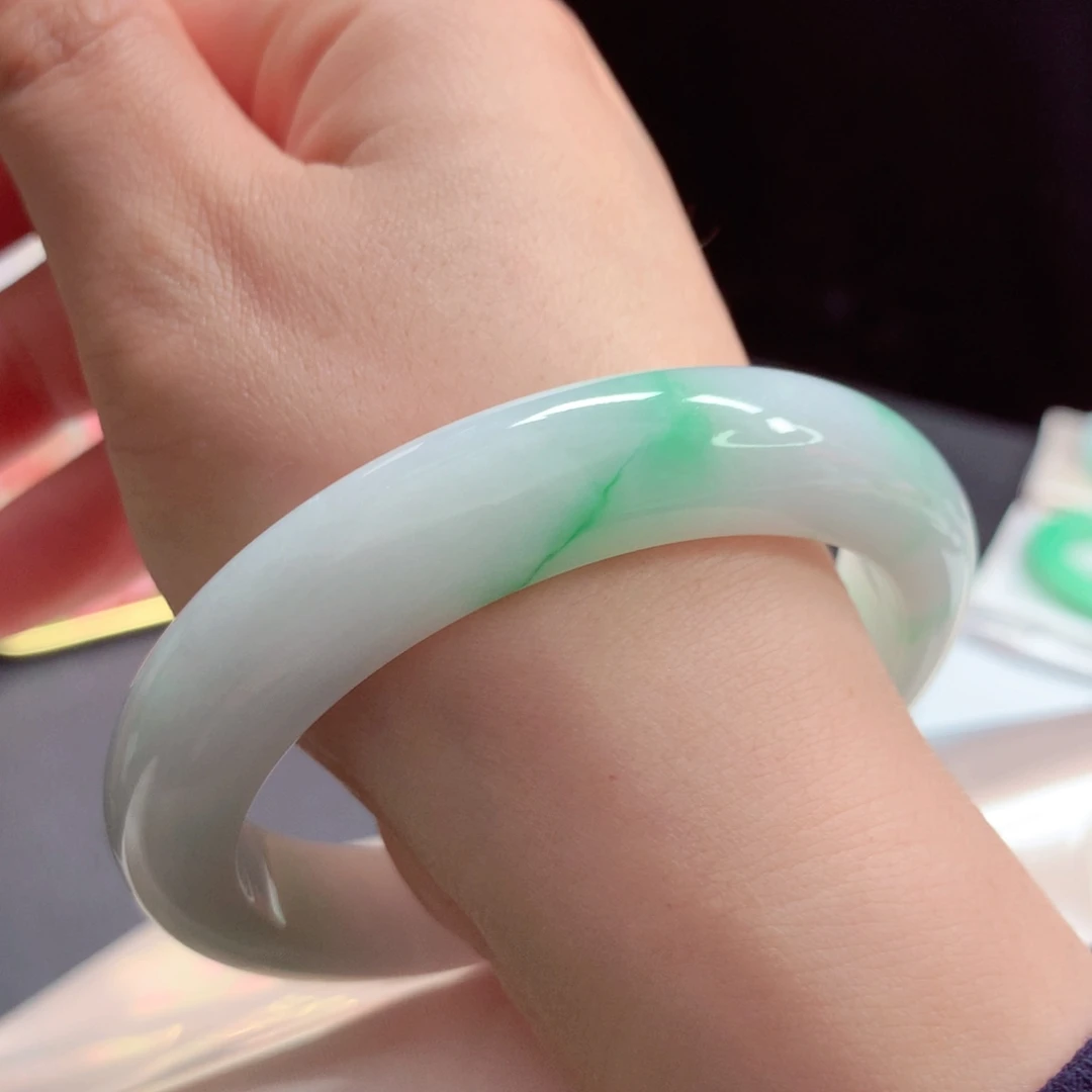 翡翠未镶嵌手镯52细腻白底青