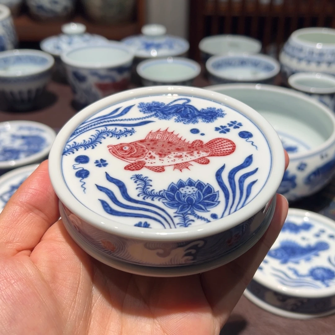 陶精品青花釉里红鱼藻纹盖置面径约8.8厘米