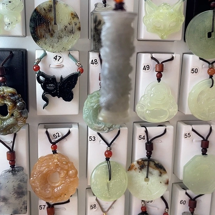 蛇纹石玉颈饰合金没****人