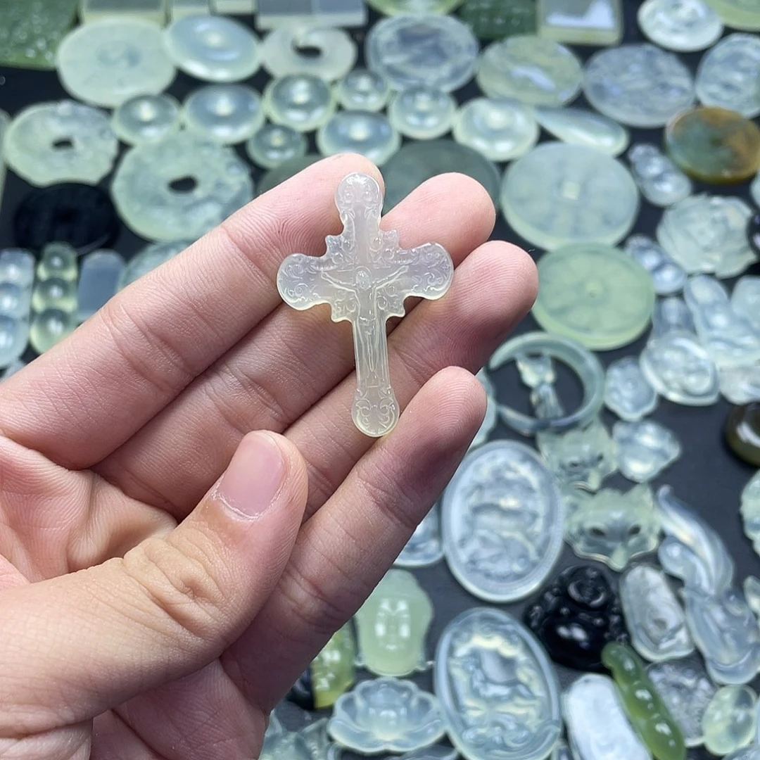 岫玉未镶嵌颈饰十字架