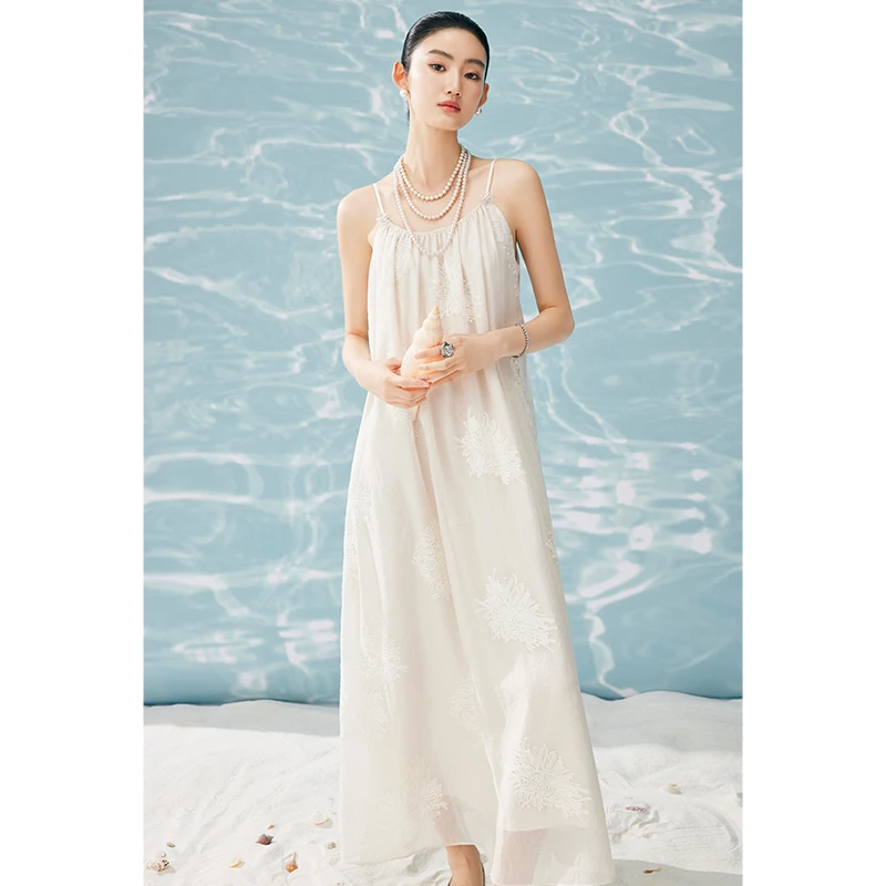 MandyZhang“露痕珠光绣”精致松弛风露背吊带连衣裙女夏白色长裙