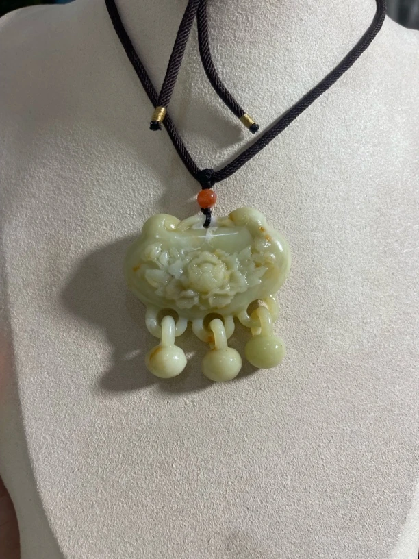 岫玉吊坠如意锁女款