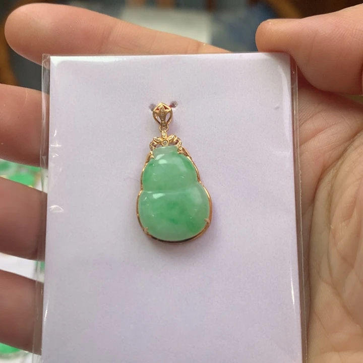 翡翠颈饰18K金镶嵌翡翠吊坠