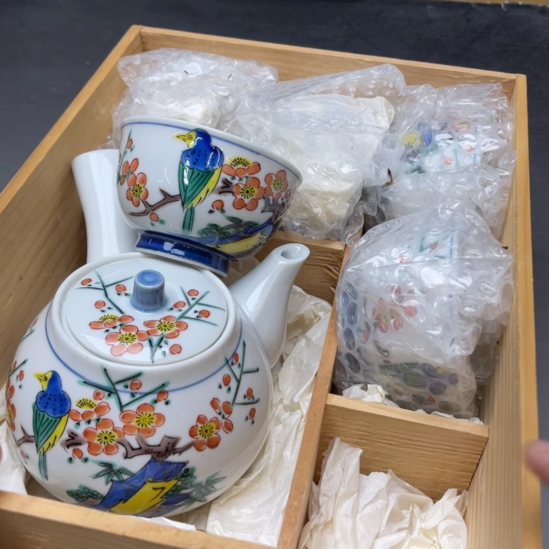 瓷片密密麻麻地排列着一个大