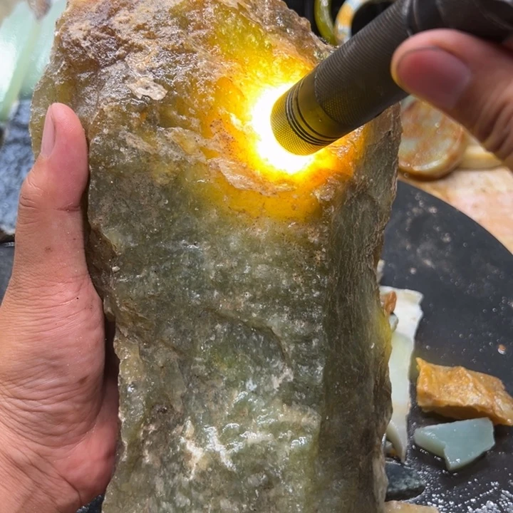 蛇纹石玉未镶嵌珠宝奇石