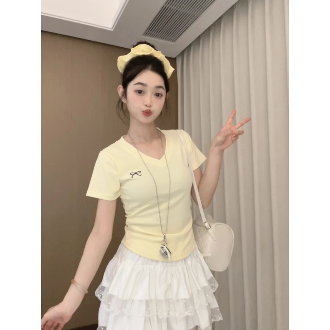 刺绣蝴蝶结V领韩系氛围设计夏季黄色上衣修身短袖收腰显瘦正肩T恤