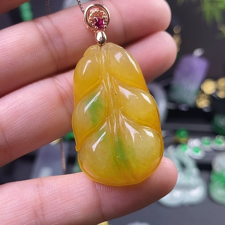 翡翠未镶嵌吊坠(赠链)