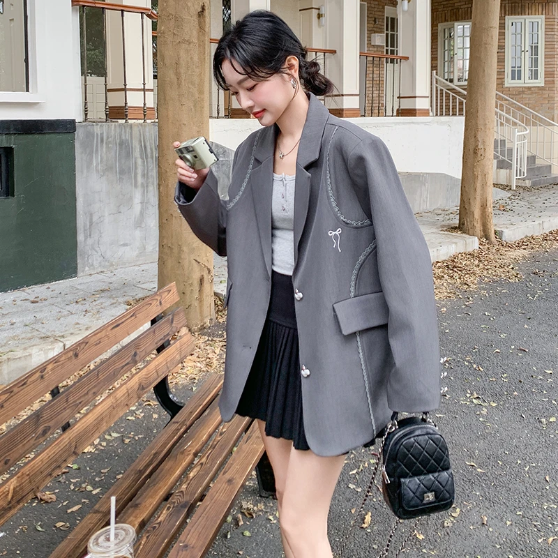 灰色蕾丝花边拼接西装外套女2025春秋新款韩系设计感蝴蝶刺绣西服