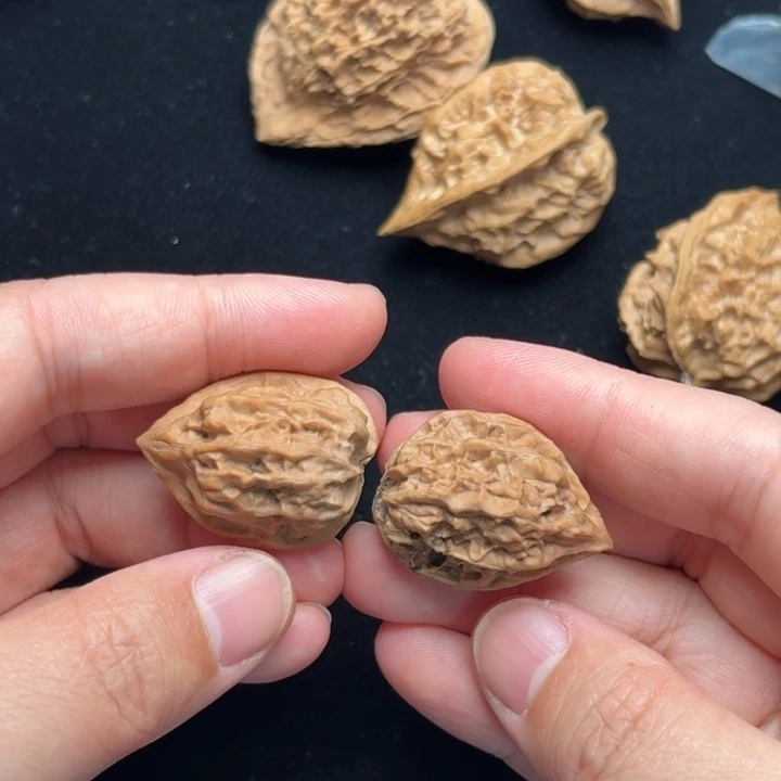 文玩核桃吊坠野生麻鸡【2401】