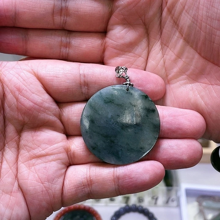 蛇纹石玉颈饰未镶嵌好***皮