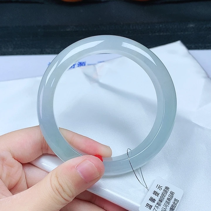 翡翠手镯未镶嵌56圈