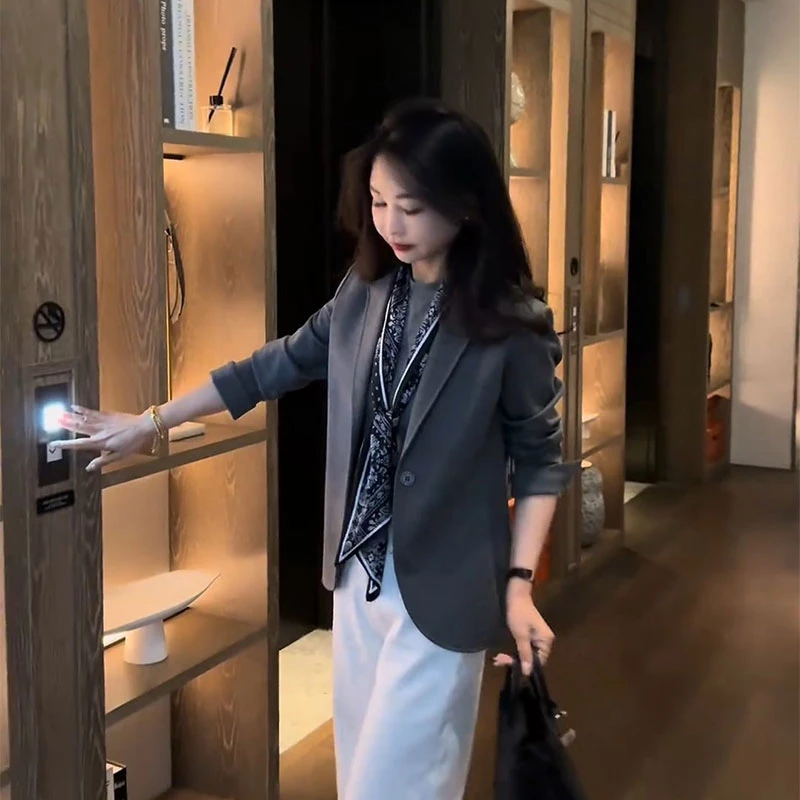 2025早春新款高级感轻熟风休闲独特一粒扣小个子灰色西装外套女潮
