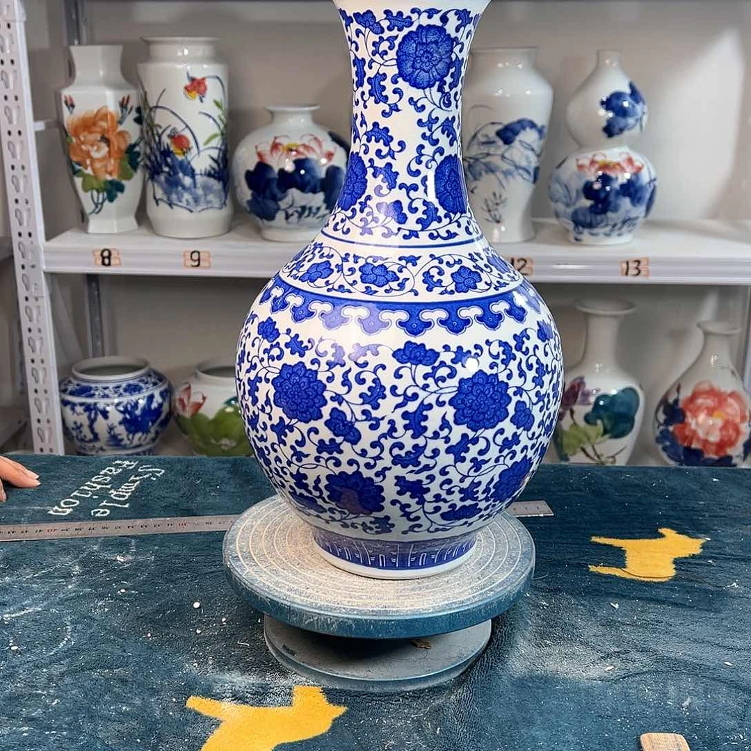 摆件景德镇陶瓷缠枝