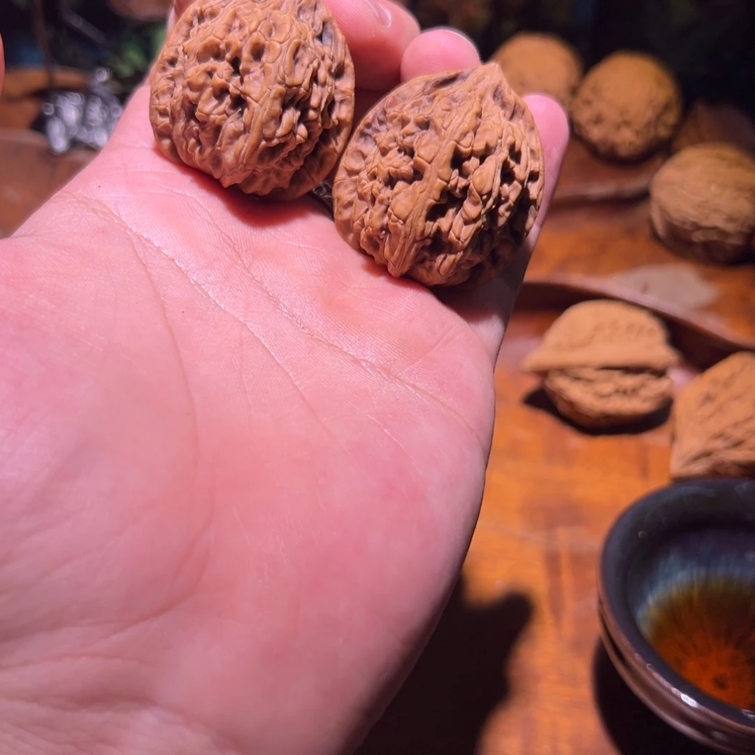 文玩核桃吊坠36全品望月虎一对，皮质骨质好