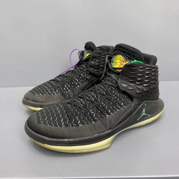 95新 NIKE/耐克 95新 42码 aj32黑猫 篮球鞋 成色可以 秒价