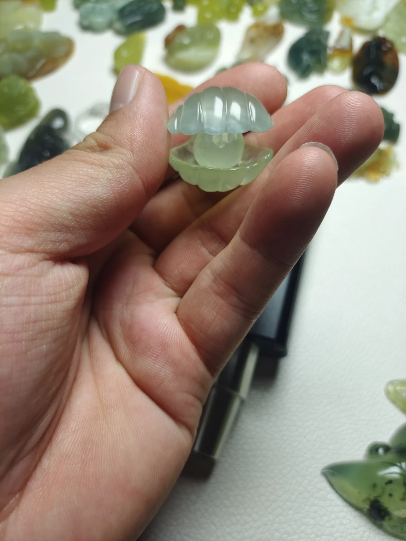 天然岫玉  手工雕刻贝壳  辈辈富  里面的珠子可以动