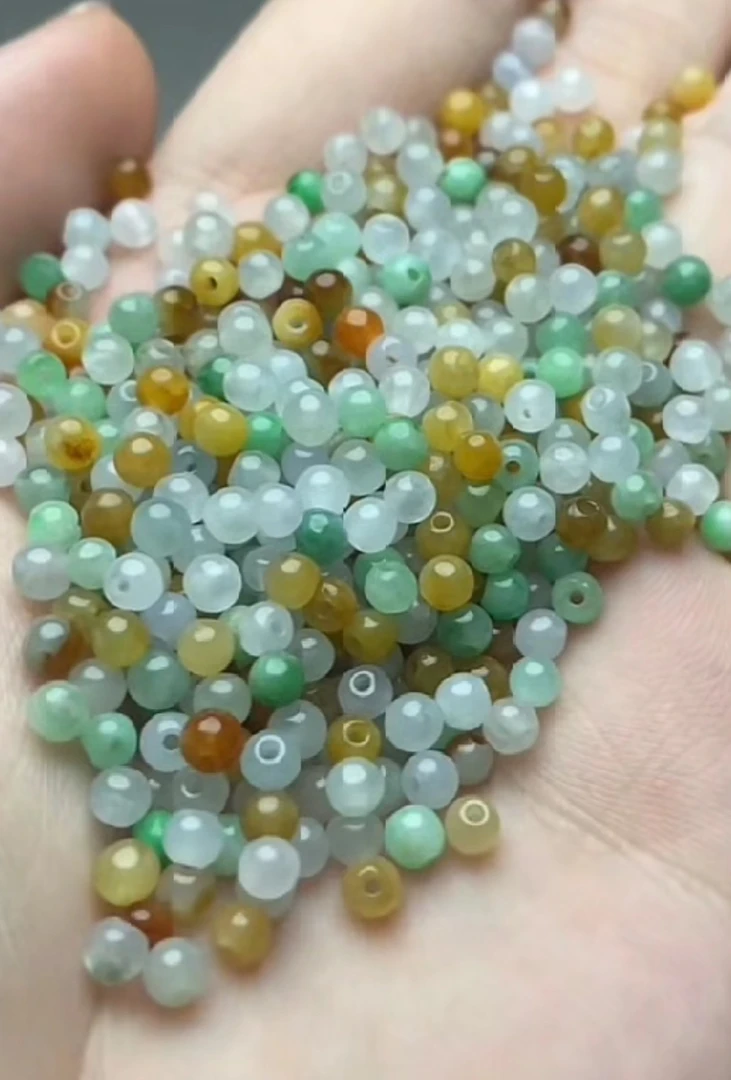 翡翠挂件设计雕刻工艺精湛细腻精致
