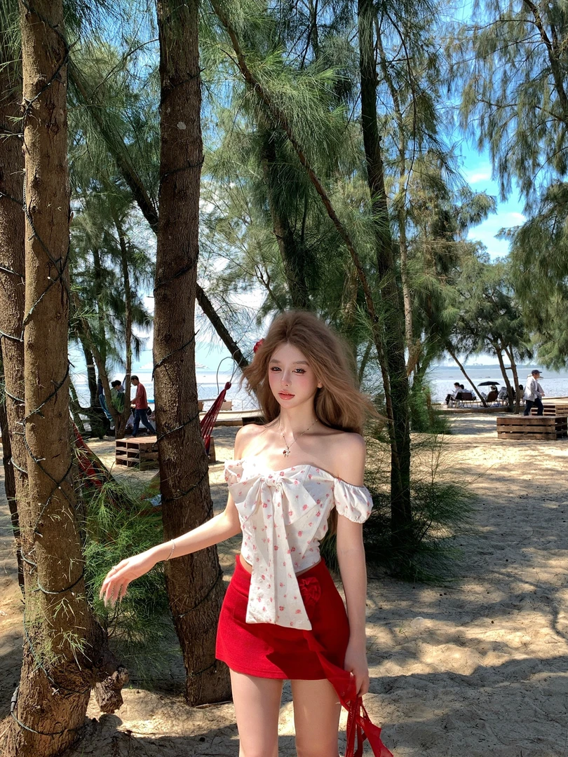 热浪霓虹 蝴蝶结小碎花套装一字肩上衣女夏季新款显瘦短裙两件套