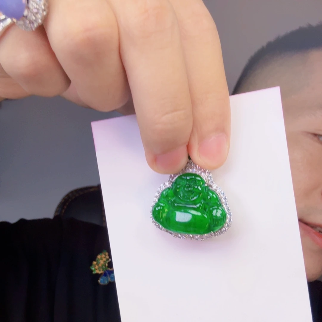 翡翠未镶嵌颈饰一件