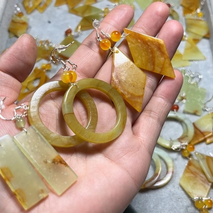 蛇纹石玉未镶嵌耳饰