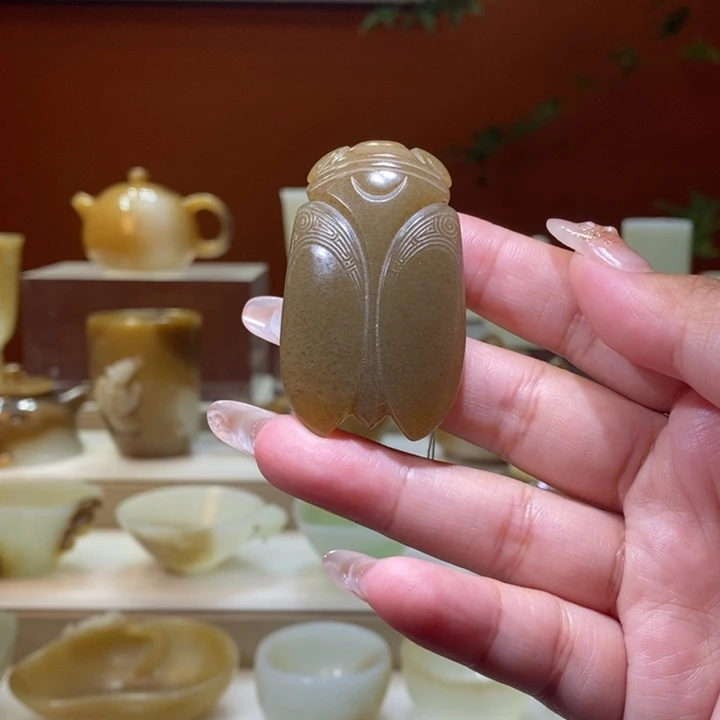 未镶嵌和田玉摆件一**一且末纯糖蝉
