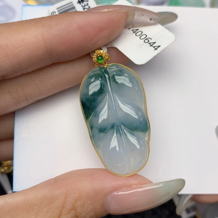 翡翠18K金镶嵌颈饰翡翠