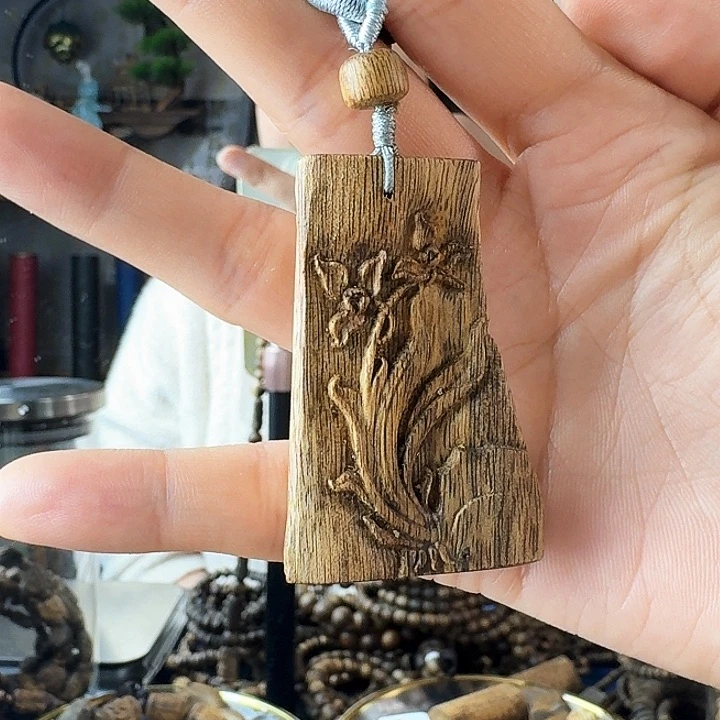 沉香吊坠有**银黄奇楠沉香一代苗雕刻吊坠10克