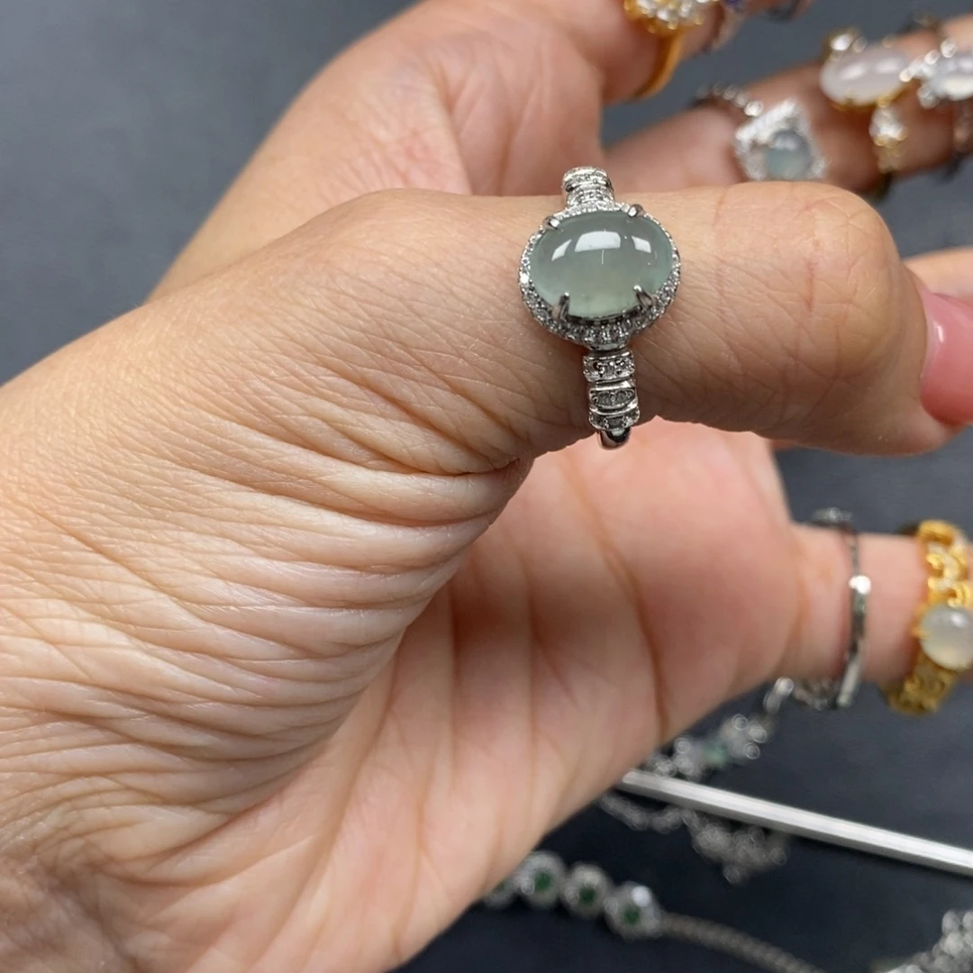 翡翠颈饰未镶嵌?****?翡翠