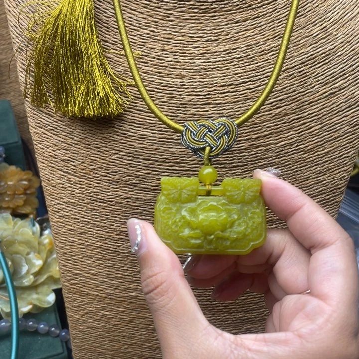 蛇纹石玉未镶嵌吊坠