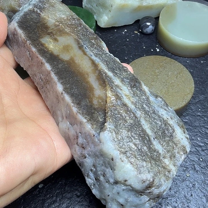 和田玉（糖玉）未镶嵌珠宝奇石