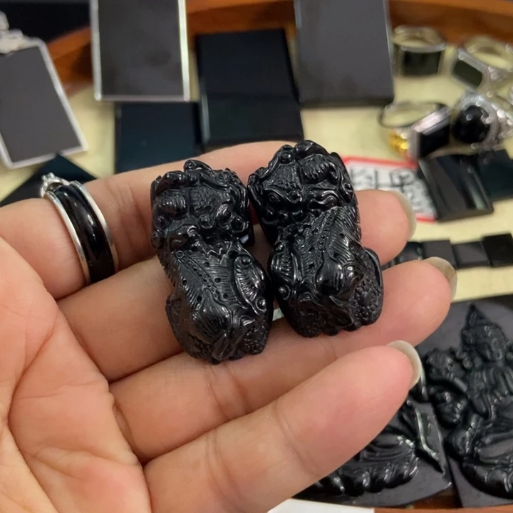 翡翠颈饰未镶嵌墨翠貔貅