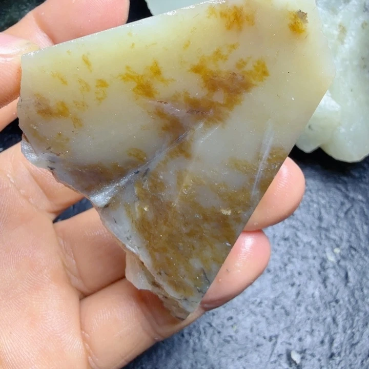 和田玉（糖玉）未镶嵌珠宝奇石