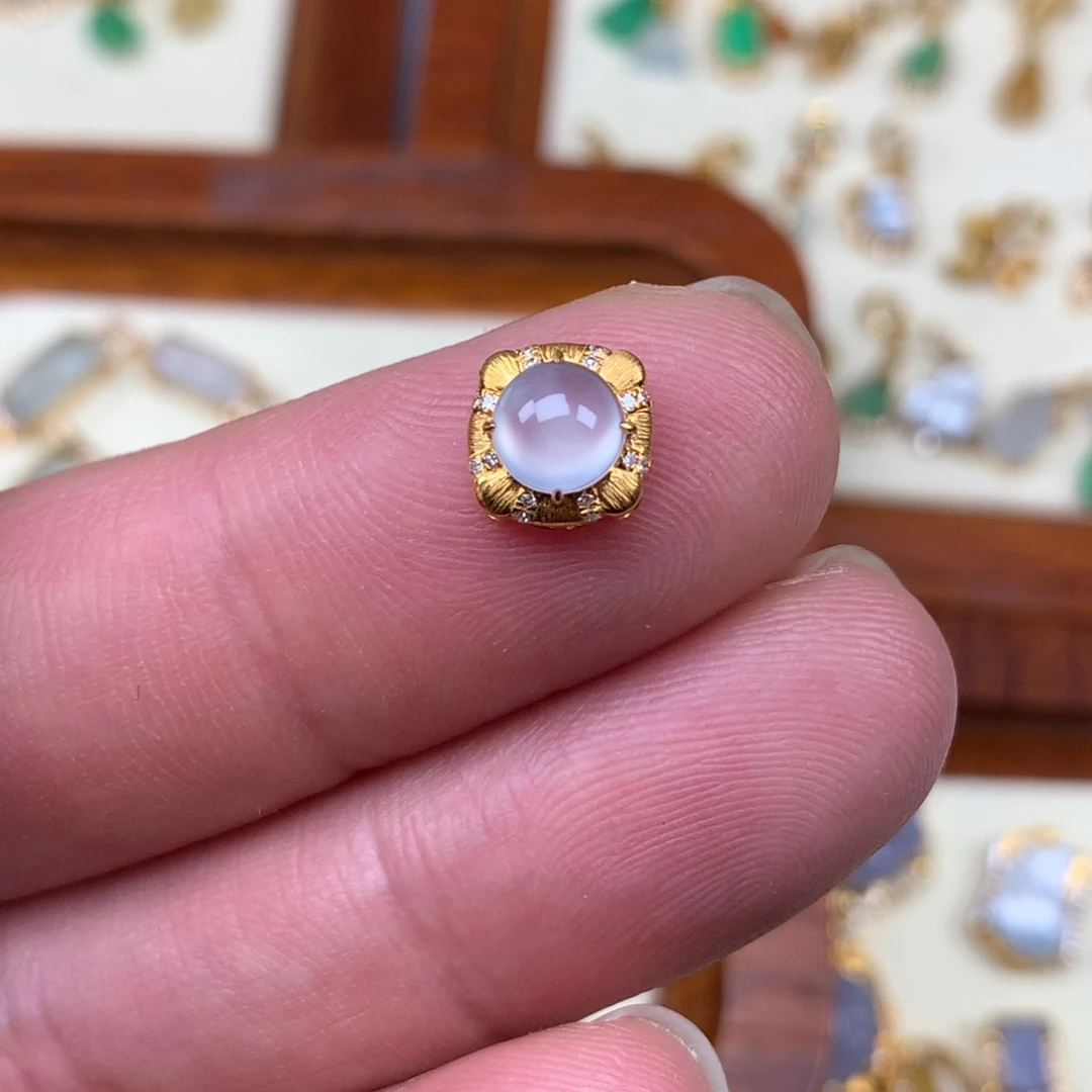 翡翠18K金镶嵌颈饰蛋面