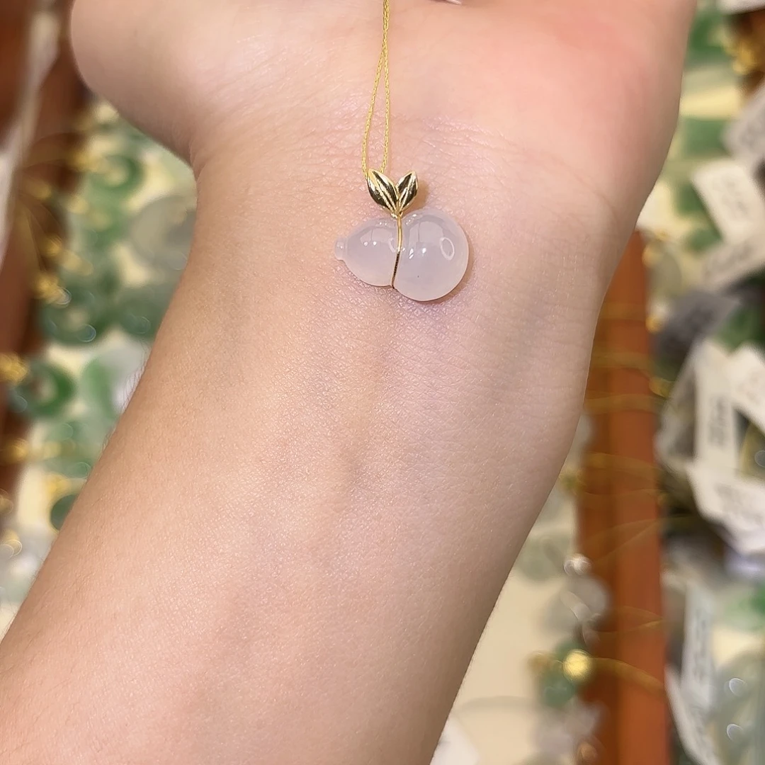 翡翠18K金镶嵌颈饰葫芦