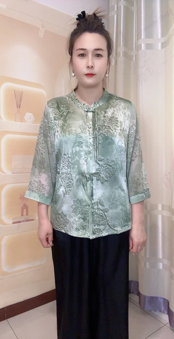 时尚好看百搭小衫妈妈装