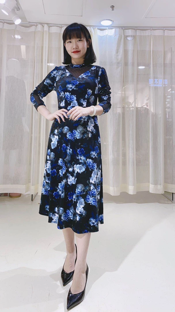 868#蓝色妖姬V领时尚印花长袖女士中长款妈妈装修身连衣裙