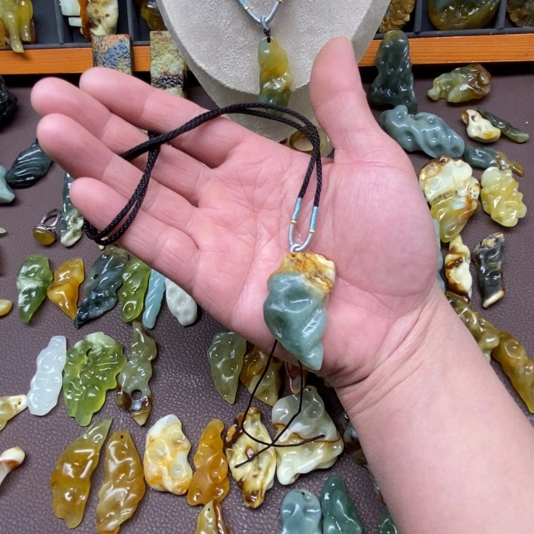 蛇纹石玉未镶嵌颈饰