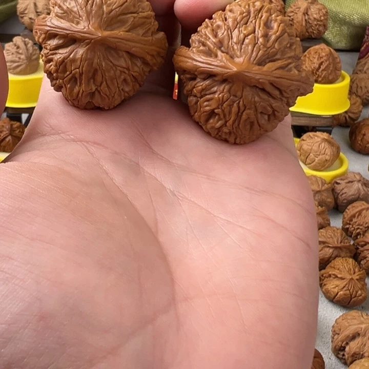 文玩核桃吊坠37尺莲花虎头嘎嘎精配