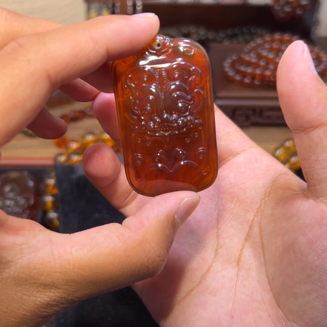 琥珀未镶嵌颈饰貔貅无事牌