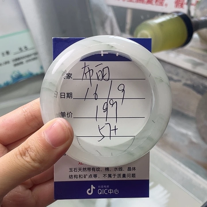 布***斯未镶嵌手镯石英质玉定制