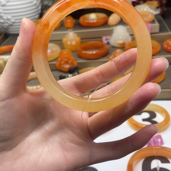 未镶嵌石英质玉（黄龙玉）手镯蝴*兰