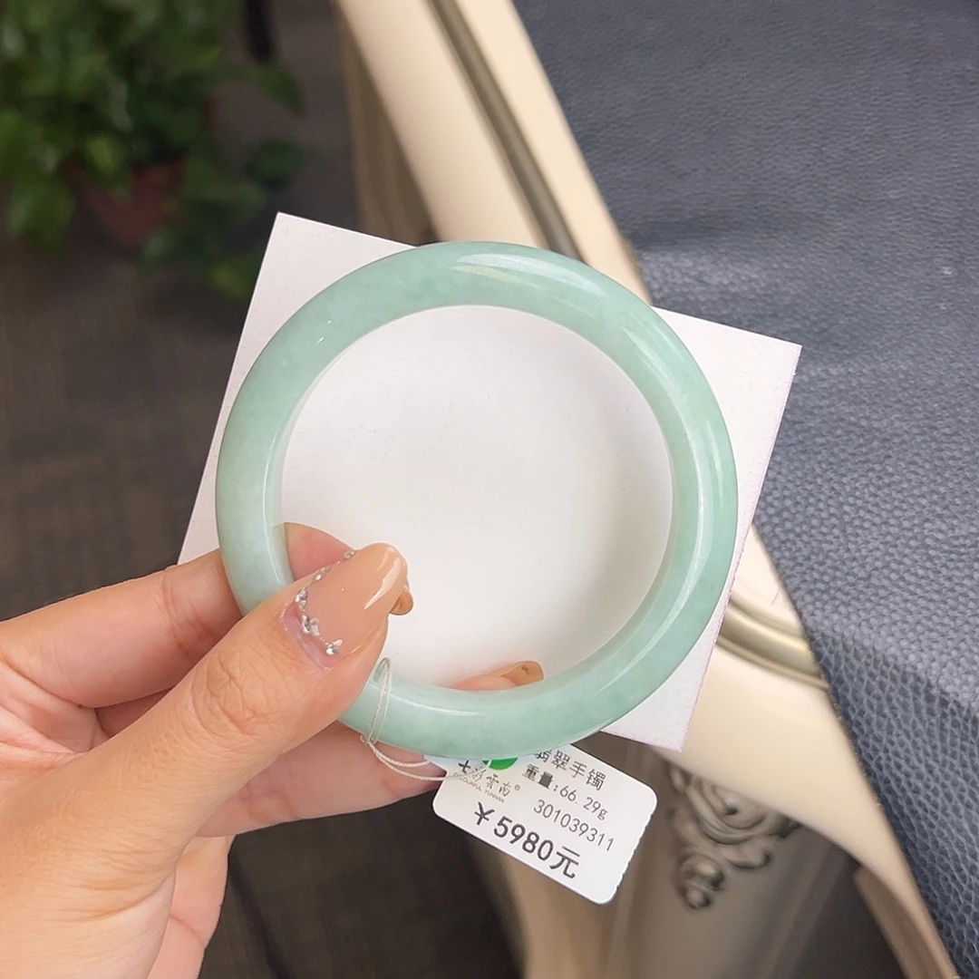 翡翠未镶嵌手镯61浅果绿