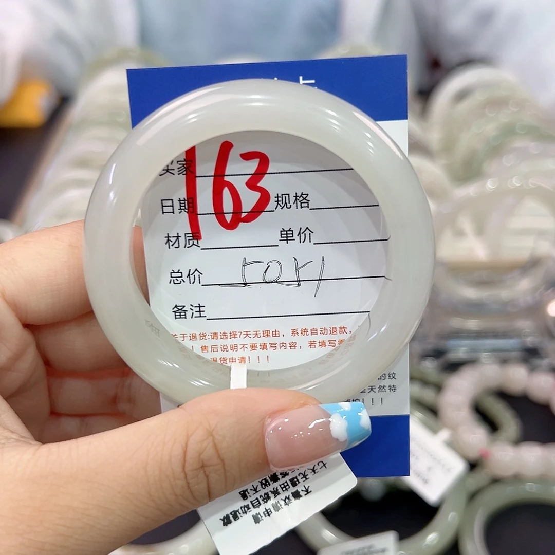 和田玉手镯未镶嵌陈**?