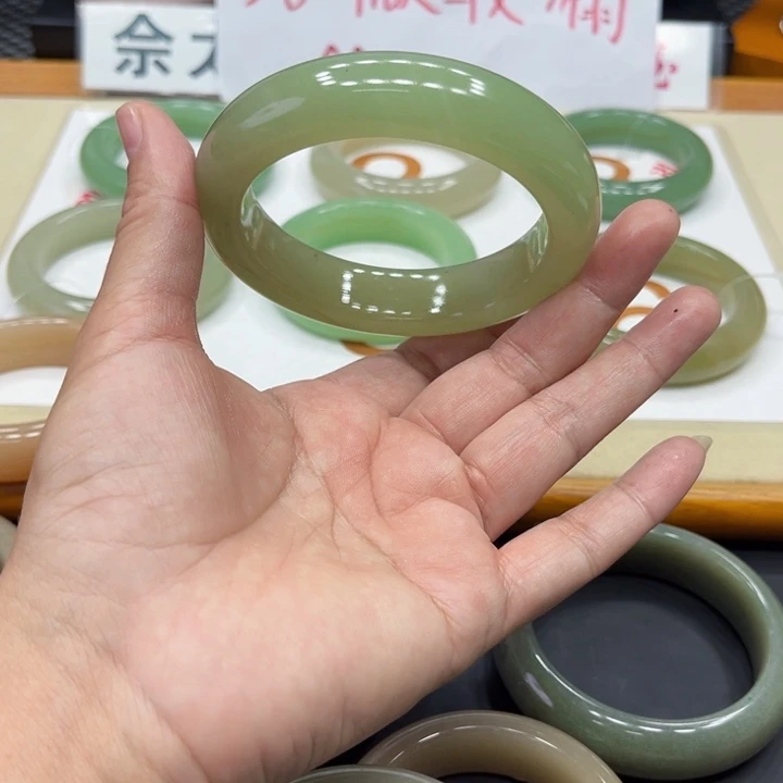 未镶嵌手镯石英质玉月**子